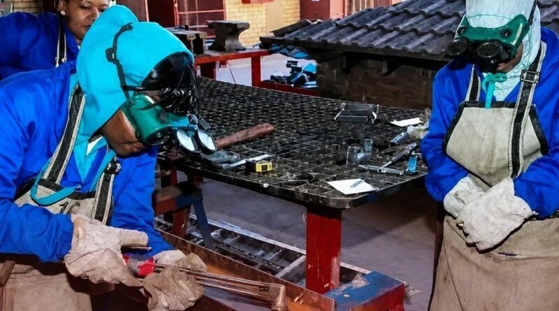 N&rsquo;Djaména: la Commune du 3e arrondissement recrute 10 jeunes soudeurs pour fabriquer 1 500 poubelles