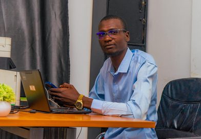 Portrait : Chaïbo Issa Chaïbo, un jeune journaliste tchadien guidé par une passion née de l’enfance