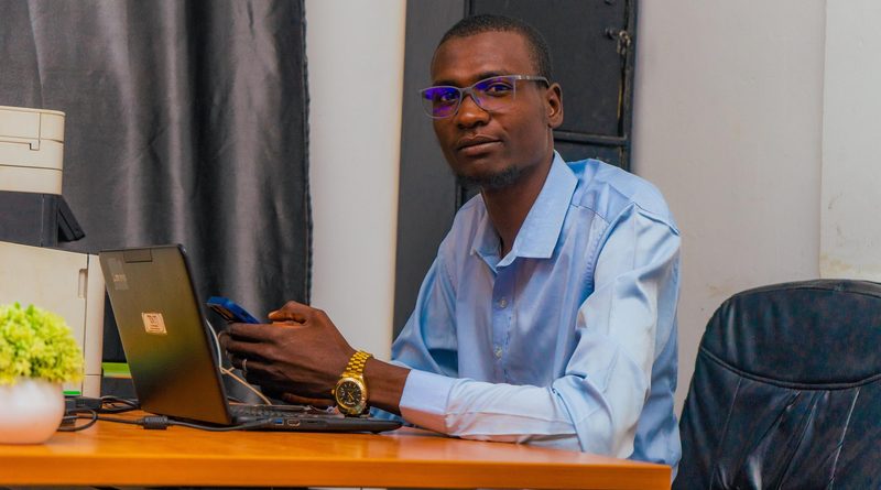 Portrait : Chaïbo Issa Chaïbo, un jeune journaliste tchadien guidé par une passion née de l’enfance